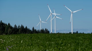 Vier Windräder auf dem Mont Crosin.