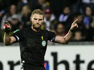 Ausser Timo Gerach. Der Schiedsrichter entscheidet in der Zweitliga-Partie zwischen Holstein Kiel und dem VfL Bochum nach VAR-Konsultation auf Penalty: Ein harmloser Bochumer Schuss kullerte in Richtung Torauslinie. Doch knapp bevor der Ball die Linie überquerte, stoppte ein Kieler Ersatzspieler, der sich dort warm machte, den Ball.