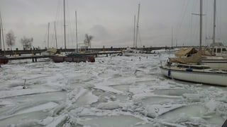 Blick auf den vereisten Hafen und die blockierten Segelschiffe. Blick auf den vereisten Hafen und die blockierten Segelschiffe.