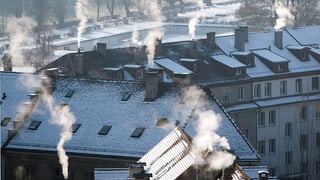 Schneebedeckte Dächer, qualmende Schornsteine (Bern). Schneebedeckte Dächer, qualmende Schornsteine (Bern).