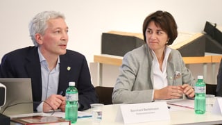 Kantonsbibliothekar Bernhard Bertelmann und Regierungsrätin Monika Knill sitzen zusammen am Tisch.