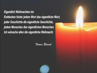 Ein Gedicht auf einem Bild mit einer brennenden Kerze.