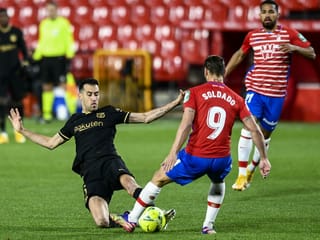 Busquets in einem Zweikampf