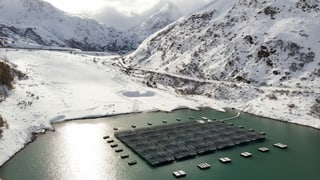 Stausee mit Solaranlagen Stausee mit Solaranlagen