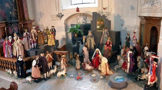 Gesamtbild der Krippe in der Jesuitenkirche. Am rechten Bildrand zwei Soldaten in Dragoneruniform.