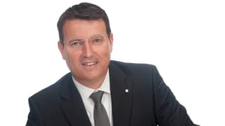 Porträt-Aufnahme: Mann in Anzug mit Brille. Porträt-Aufnahme: Mann in Anzug mit Brille.