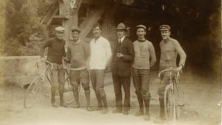 Schwarz-Weiss-Bild von der Gründung im Jahr 1919 – Mitglieder des Veloclubs vor der Brücke in Rothenburg.