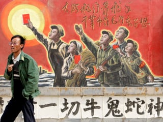 Plakat mit Menschen in Uniform, ausgestattet mit Gewehr und dem Roten Buch in der ausgestreckten Hand.