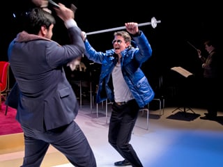 Don Giovanni bekämpft Commendatore auf der Bühne.