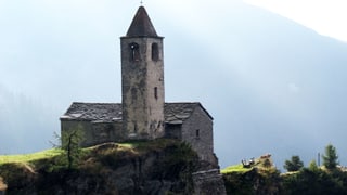 Eine Kirche an einem Felshang.