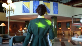 Eine Frau steht in einer Hotelhalle mit Europaflagge.