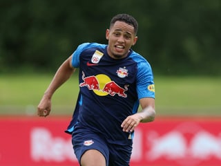 Noah Okafor sprintet im Trikot von Red Bull Salzburg über den Rasen.