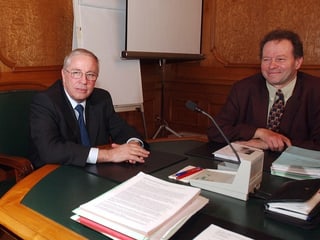Links sitzt Blocher, rechts Studer.