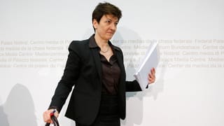 Della Valle stehend mit Unterlagen und Tasche im Raum für Medienkonferenzen des Bundeshauses in Bern. Della Valle stehend mit Unterlagen und Tasche im Raum für Medienkonferenzen des Bundeshauses in Bern.