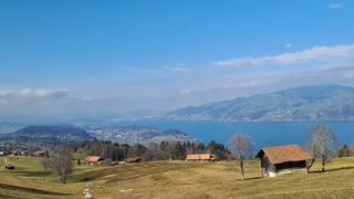 Blick von Aeschi über den Thunersee Richtung Hochnebelfelder über dem Mittelland. Blick von Aeschi über den Thunersee Richtung Hochnebelfelder über dem Mittelland.