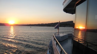 Ein Sonnenuntergang auf dem See, fotografiert vom Schiff aus.