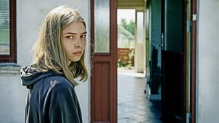 ein Mädchen mit blonden Haaren schaut skeptisch in die Kamera ein Mädchen mit blonden Haaren schaut skeptisch in die Kamera