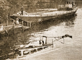 Alte Fotographie in sepia von einem gesunkenen Schiff
