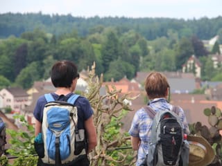 Zwei Wanderinnen blicken von oben auf Kleinandelfingen.