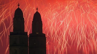 Feuerwerk über der Zürcher Kirche Grossmünster