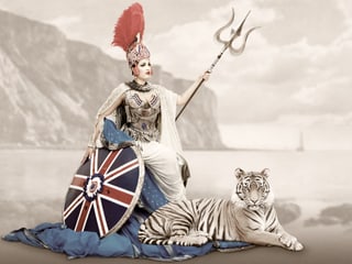 Eine Frau mit einem Schild mit der Grossbritannien-Flagge draus. Neben ihr ein Tiger.