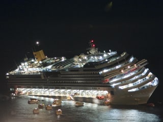 Die Costa Concordia am Abend des 13.01.2012, kurz nach dem Unfall.