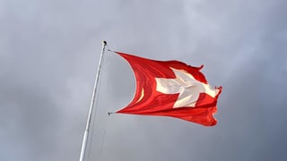Schweizer Fahne im Wind.