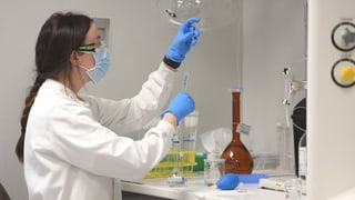 Eine Forscherin im Labor