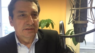Erich Blösch spricht ins Mikrofon.