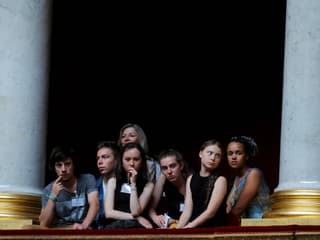 Greta Thunberg mit anderen Teenagern