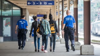 Grenzwächter begleiten MIgranten am Bahnhof Chiasso, 12.7.2016