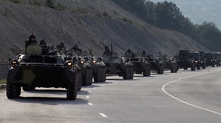 Eine Reihe von gepanzerten Fahrzeugen auf einer Strasse der Krim.