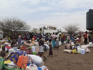 Menschen am Empfangstor des Lagers Kakuma.