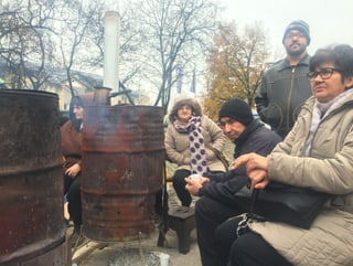 Feuer in zwei verrosteten Ölfässern wärmt die Demonstranten.