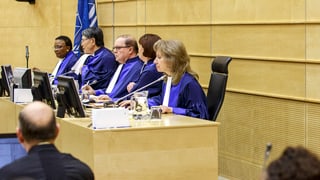 Fünf ICC-Richter in blauen Roben sitzen nebeneinander.