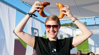 Jetzt müssen die letzten geweckt werden. SRF 3 Moderatorin Anic Lautenschlage weckt die Camp-Bewohner mit Morgenquzi, Kafi und Gipfeli. Jetzt müssen die letzten geweckt werden. SRF 3 Moderatorin Anic Lautenschlage weckt die Camp-Bewohner mit Morgenquzi, Kafi und Gipfeli.
