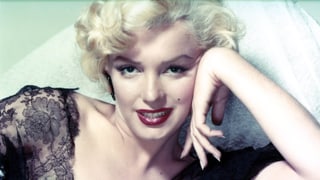 Marilyn Monroe posiert liegend für ein Foto.