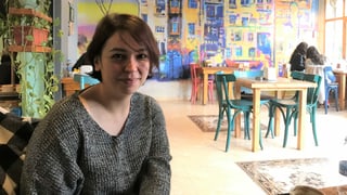 Frau sitzt in Café Frau sitzt in Café