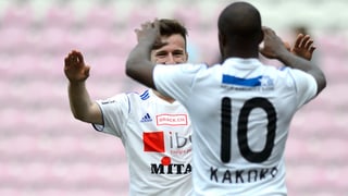 Zwei Spieler des FC Wohlen klatschen sich ab