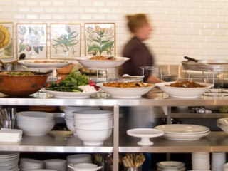 Das Büffet des Tawlet Cafes, mit verschiedenen Tellern und Speisen.
