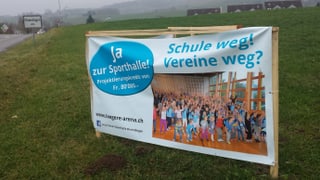 Plakat der Sporthallen-Befürworter vor dem Ortsschild von Ehrendingen. 
