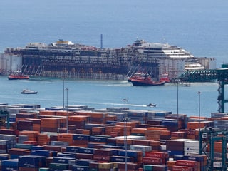 Costa Concordia im Dock.
