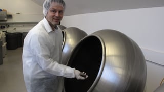 Alipro-Geschäftsführer Marcel Wälchli präsentiert die Rührtrommeln. 