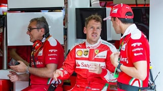 Vettel allein unter Italienern in der Box