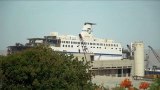 Weisses Kreuzfahrtschiff mit blauer Bemalung. Weisses Kreuzfahrtschiff mit blauer Bemalung.