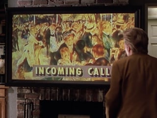 Ein Mann vor einem Fernseher, darauf der Text eingeblendet: «Incoming call».