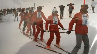 Menschen auf Skiern in roten Anzügen. Menschen auf Skiern in roten Anzügen.