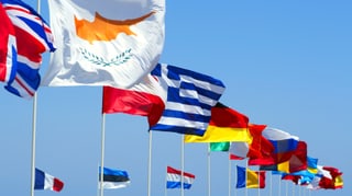 Zahlreiche Flaggen von EU-Ländern wehen im Wind.