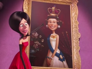 Scarlet Overkill (englische Stimme: Sandra Bullock) zeigt auf ein Gemälde mit Queen Elizabeth II.