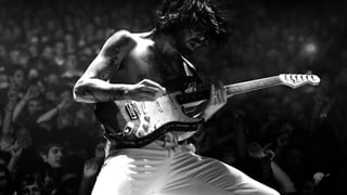 Simon Neil, Frontmann von Biffy Clyro, ohne Hemd am Abrocken.